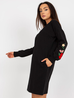 Hurtownia Czarna mini sukienka dresowa z haftem RUE PARIS 