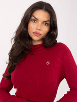 Bordowy prążkowany sweter z golfem