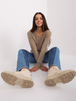 Dunkelbeige Strickjacke mit Zöpfen aus Baumwolle.
