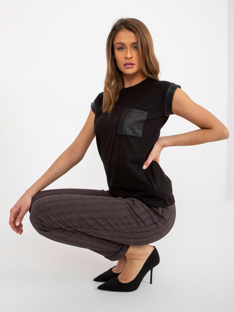 Hurtownia Czarny damski t-shirt ze wstawkami z ekoskóry