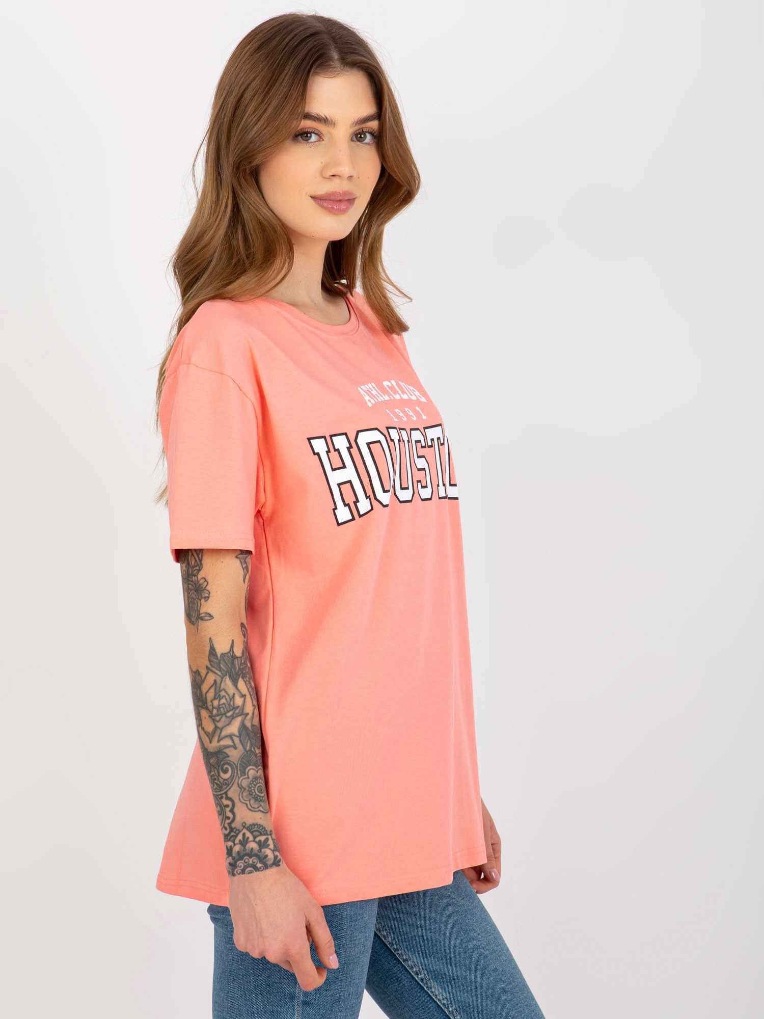 Brzoskwiniowy luźny damski t-shirt z napisem