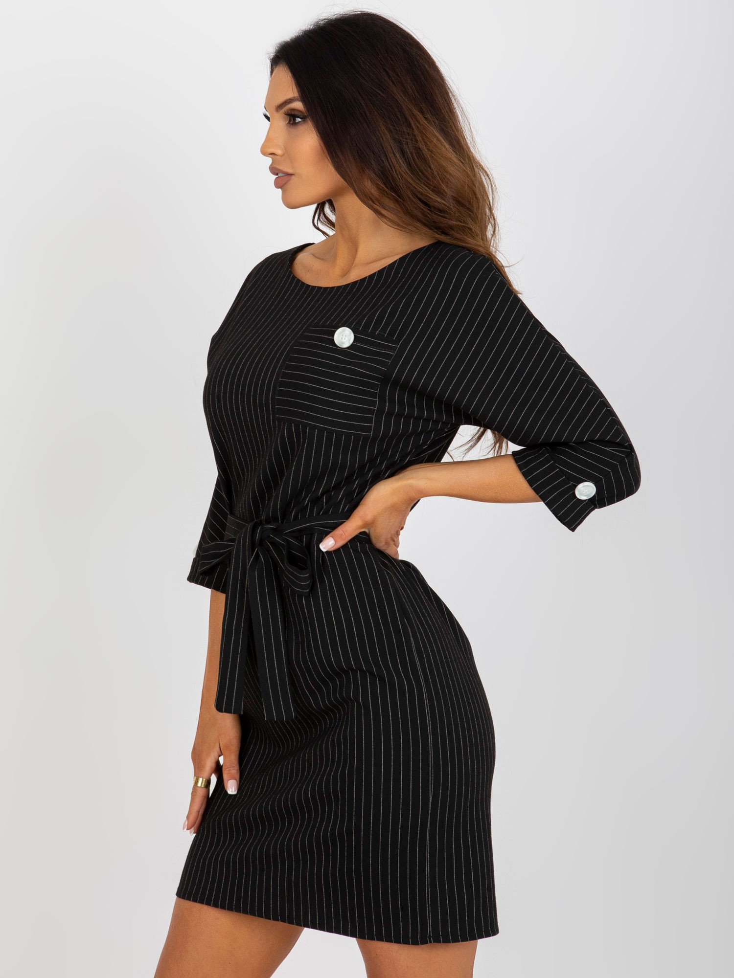 Hurt Czarna ołówkowa sukienka plus size w paski z wiązaniem 
