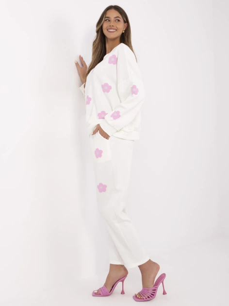 Ecru dwuczęściowy komplet z naszywkami