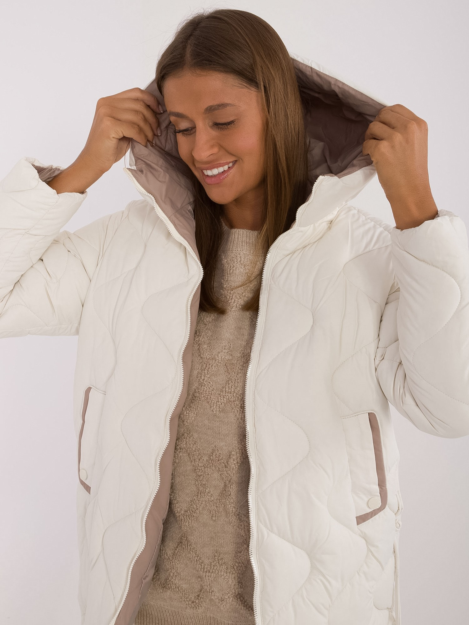 Hurt Ecru gesteppte Übergangsjacke mit Taschen.
