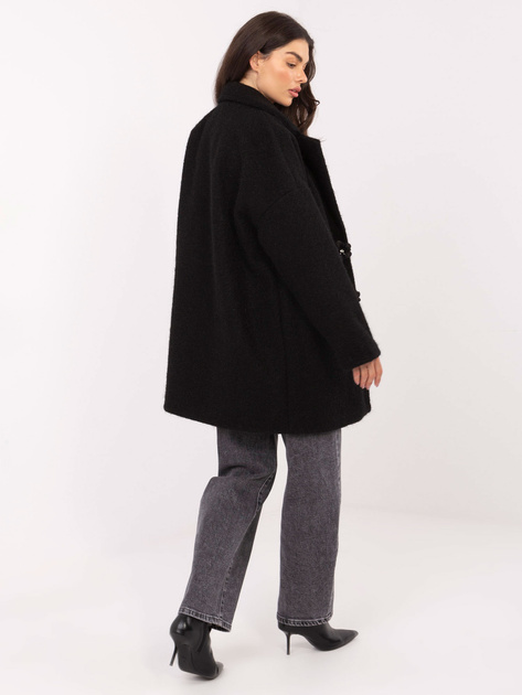 Czarny płaszcz z broszkami w kształcie kwiatów