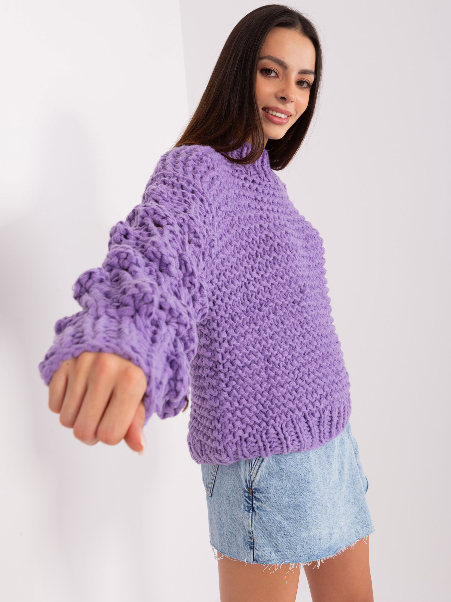 Fioletowy sweter oversize z bufiastym rękawem
