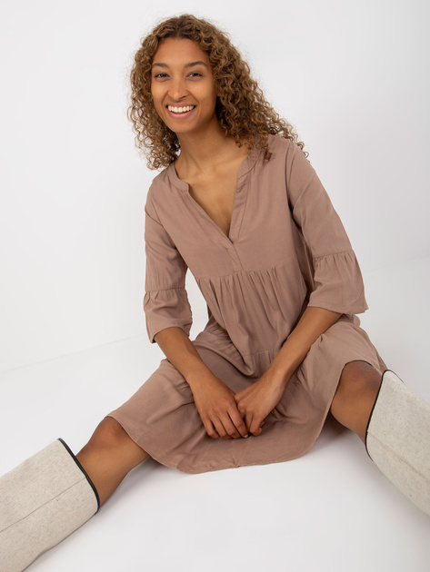 Hurt Ciemnobeżowa sukienka z falbaną i dekoltem w serek SUBLEVEL