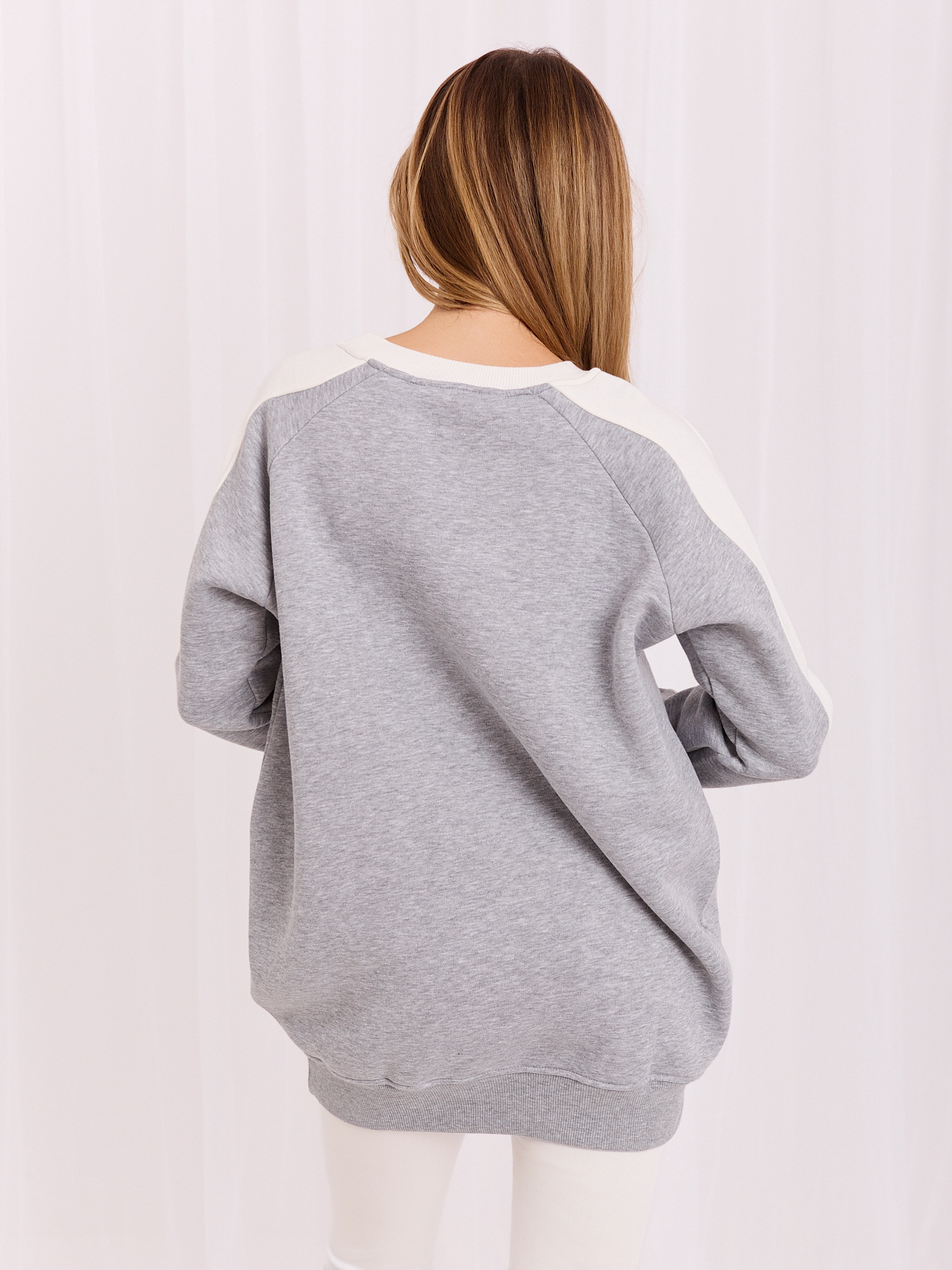 Hurtownia Szaro-biała dresowa bluza basic bez kaptura RUE PARIS