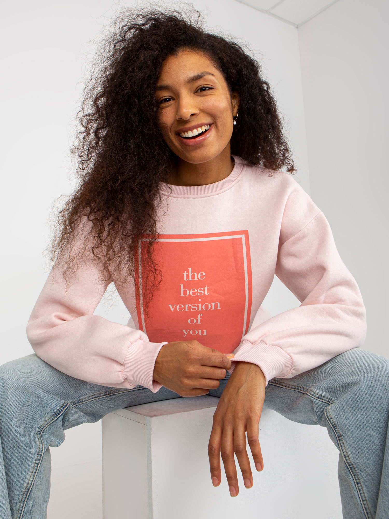 Jasnoróżowa dresowa bluza oversize z nadrukiem