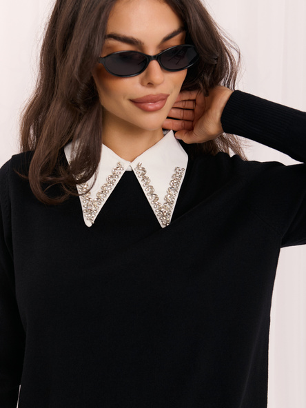 Čierny elegantný sveter s kryštálmi.