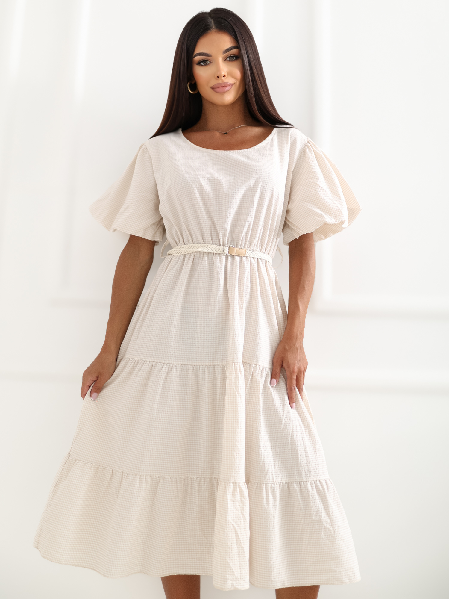 Svetlo béžové letné šaty s pleteným opaskom.