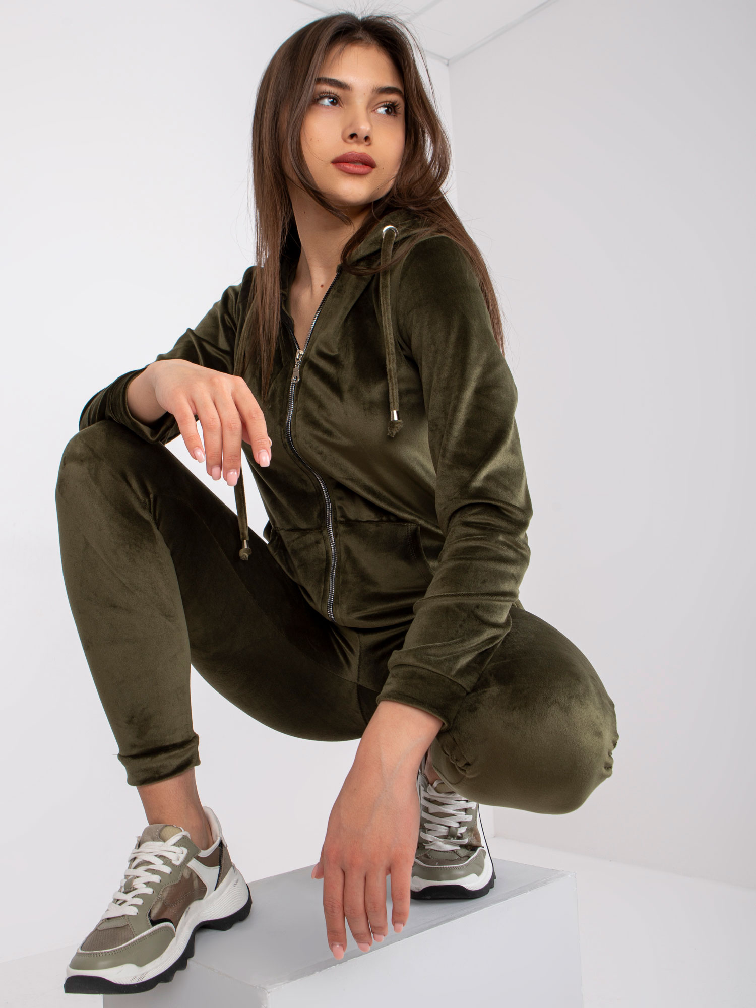 Khaki veliūrinis komplektas su Ilaria užtrauktuku.