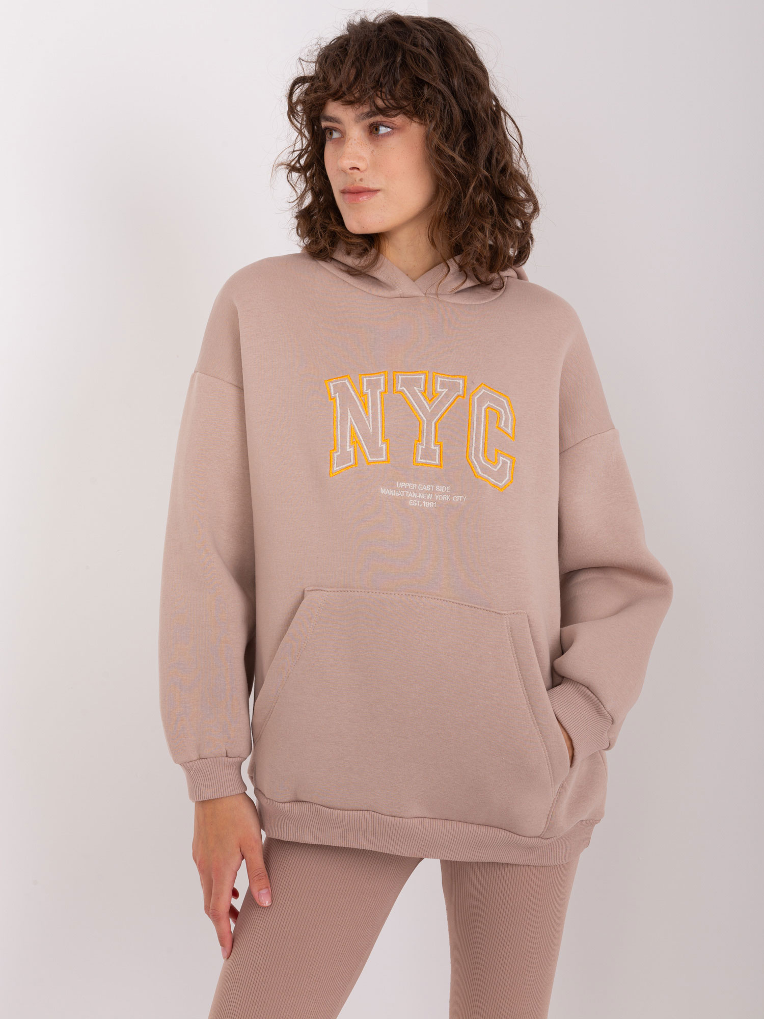 Hurtownia Ciemnobeżowa bluza kangurka z bawełny