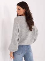 Szary sweter oversize o grubym splocie