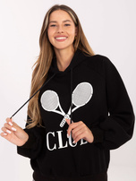 Juoda oversize sportinė striukė su gobtuvu.
