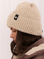 Béžová zimní čepice beanie s proužkem.