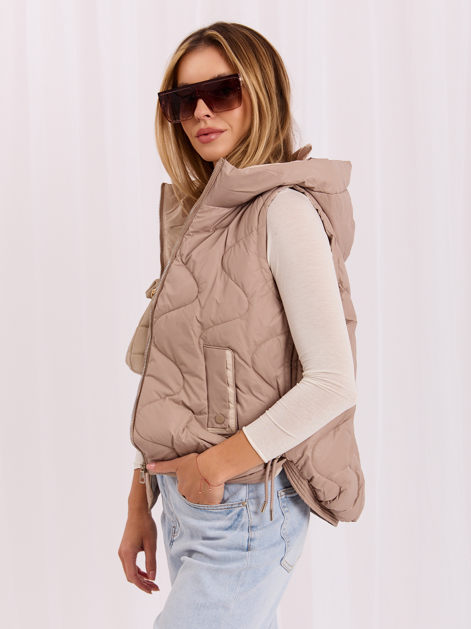 Online-Großhandel Beige Daunenweste mit Taschen.