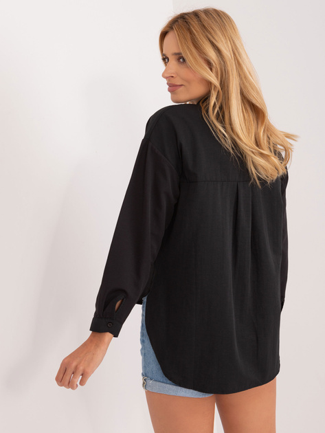 Hurtownia Czarna koszula damska z aplikacją na kieszeni