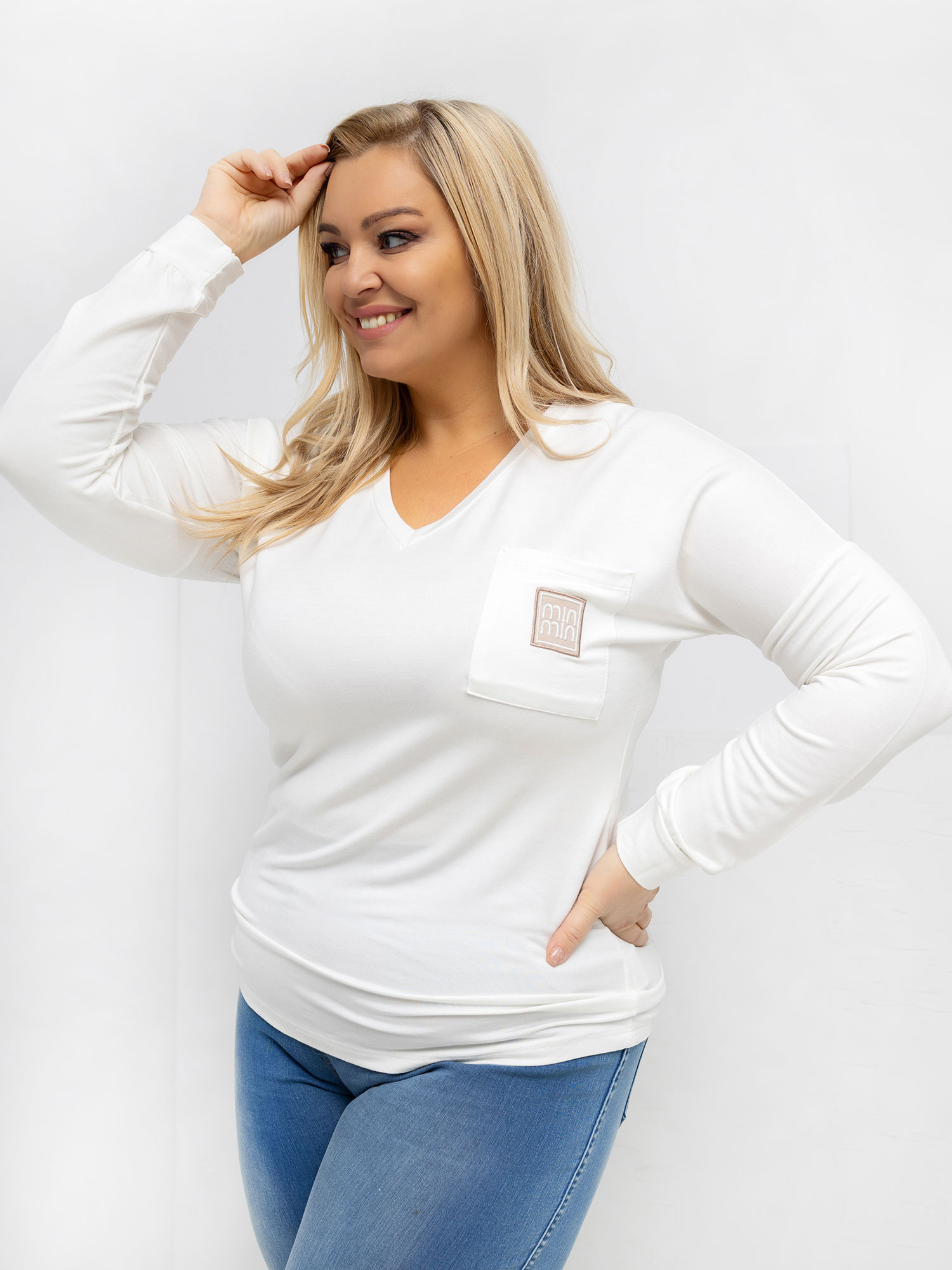 Ecru dámská blůza plus size s kapsou.