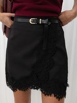 Schwarze Rock-Shorts mit schwarzer Spitze.