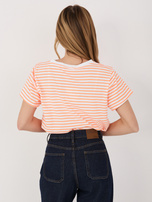 Baltai-oranžinė moteriška medvilninė marškinė.