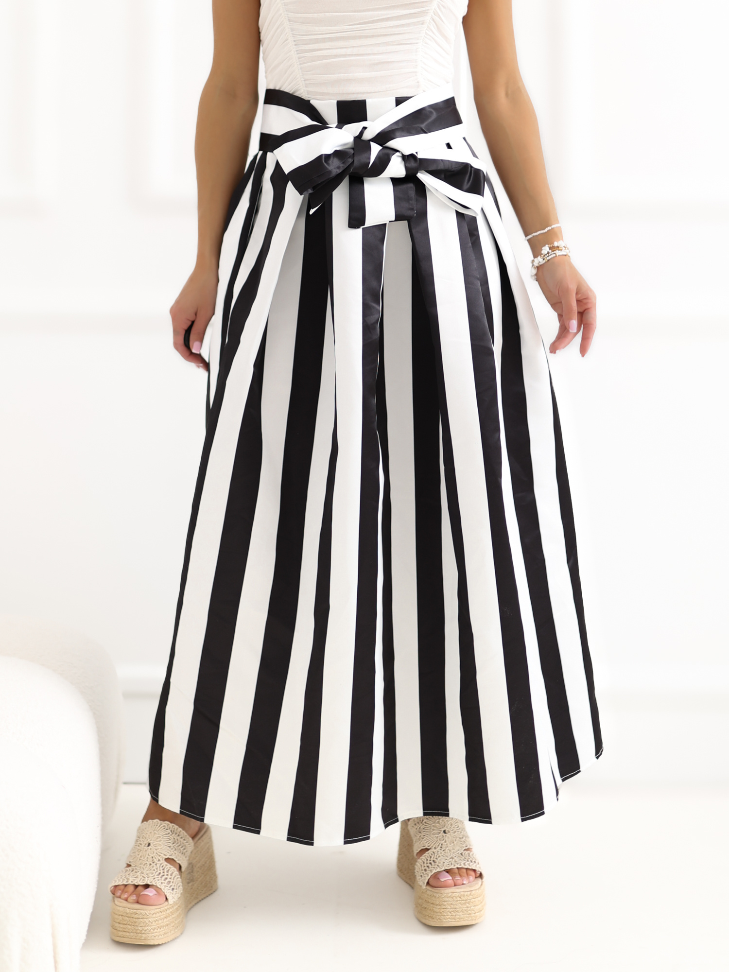 Ecru-czarna midi spódnica w paski