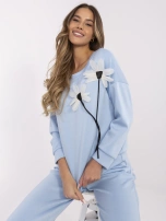 Jasnoniebieski damski komplet z kwiatową aplikacją