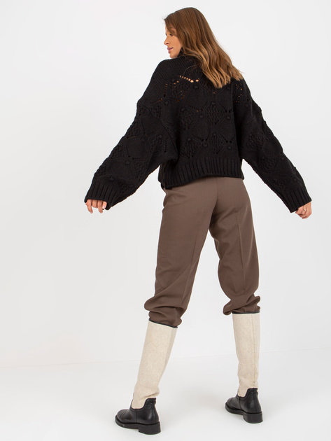 Hurtownia Czarny luźny sweter z golfem w ażurowy wzór