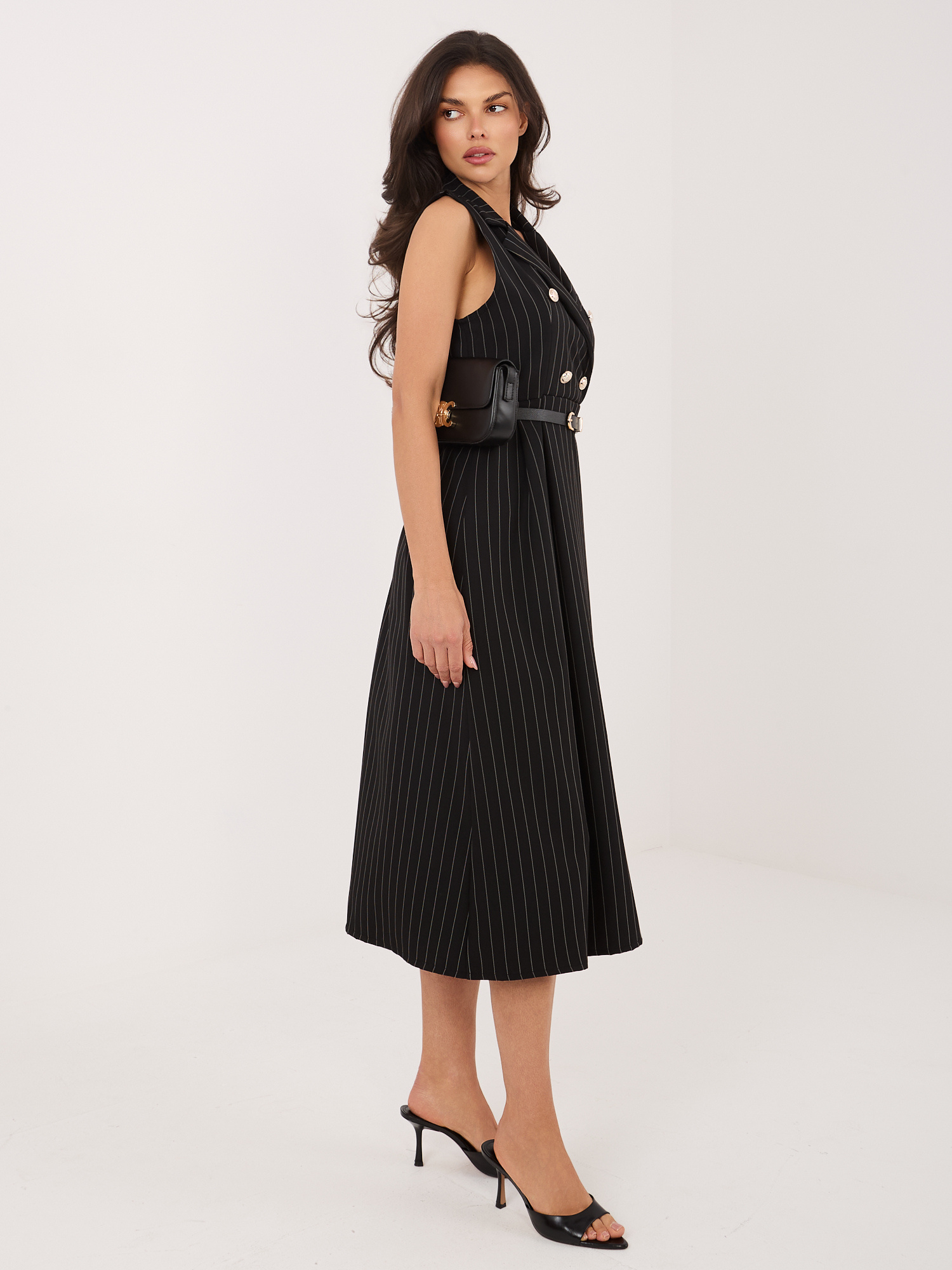 Czarna elegancka sukienka z kołnierzem