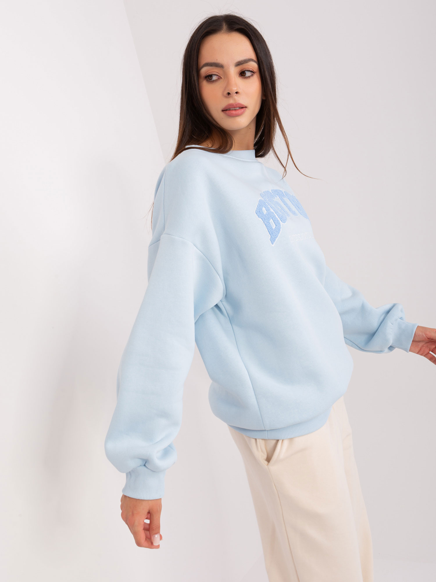 Jasnoniebieska bluza bez kaptura o kroju oversize