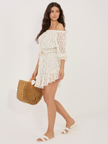 Jasnobeżowy koronkowy kombinezon z paskiem