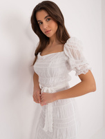 Hurtownia Biała dopasowana sukienka z rozcięciem