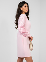 Pastelowa różowa dresowa sukienka z haftem RUE PARIS 