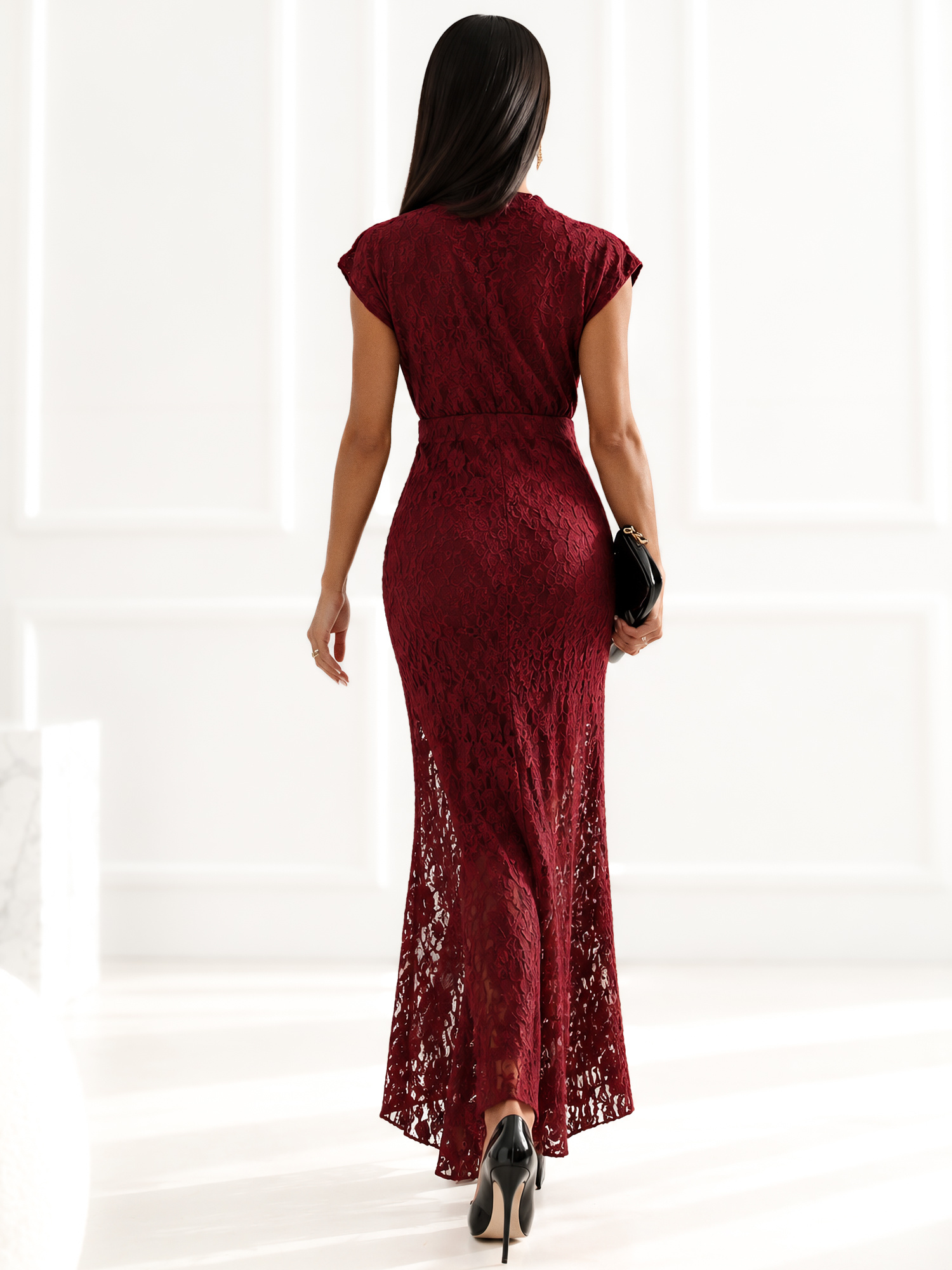 Burgunderfarbendes Spitzenmaxikleid mit Wickelausschnitt.