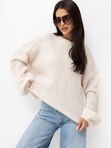 Helle beige Oversize-Pullover mit Puffärmeln.