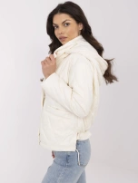 Kremowa przejściowa kurtka z pikowaniem