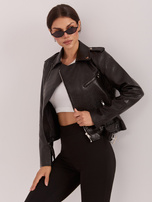 Schwarze Damenlederjacke mit Gürtel.