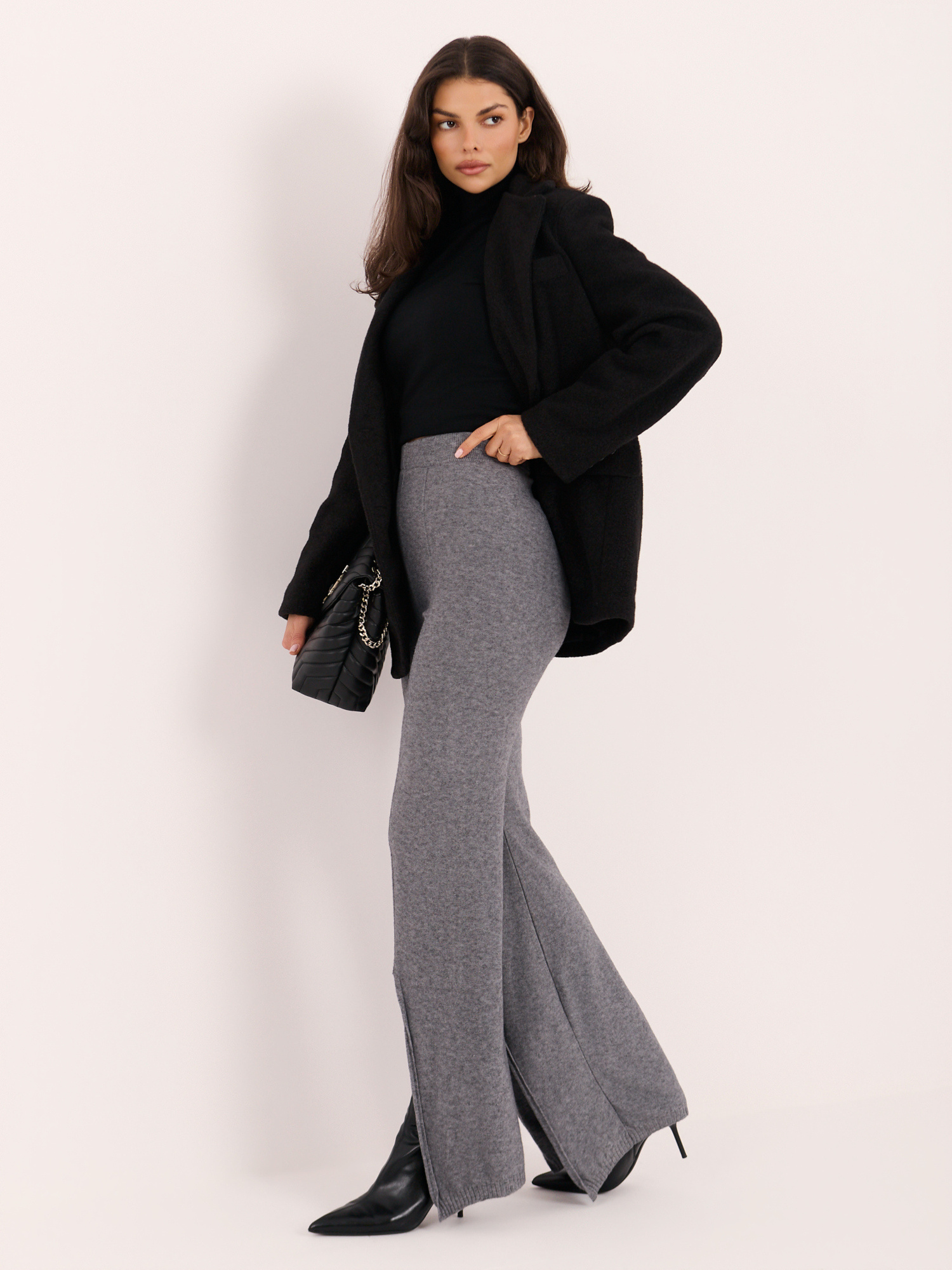 Dunkelgraue Strickhose mit Schlitz und hoher Taille.
