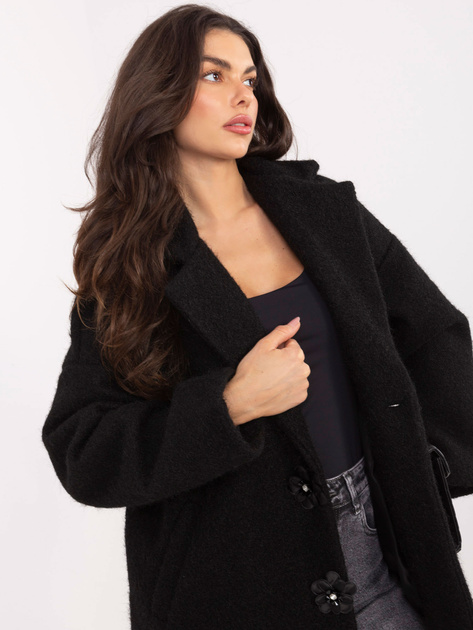 Czarny płaszcz z broszkami w kształcie kwiatów