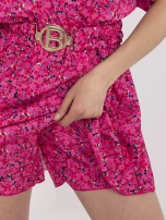 Różowy krótki kombinezon o kroju sukienki