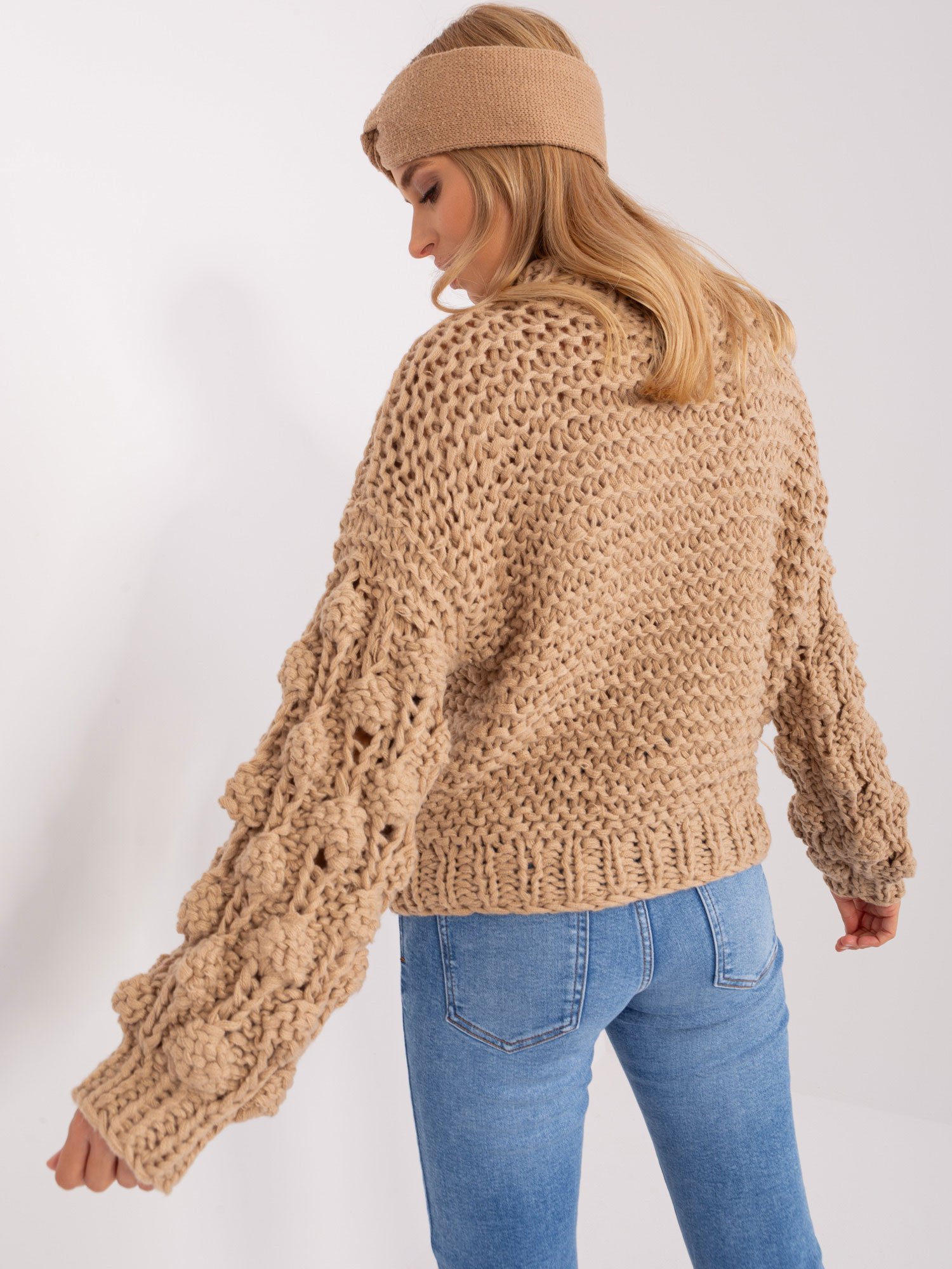 Hurt Beżowy sweter oversize z okrągłym dekoltem