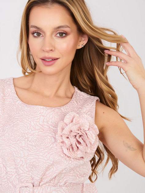 Pastelowa różowa koktajlowa sukienka z broszką RUE PARIS