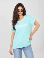 Minzgrüne asymmetrische Bluse mit dem Aufdruck California.