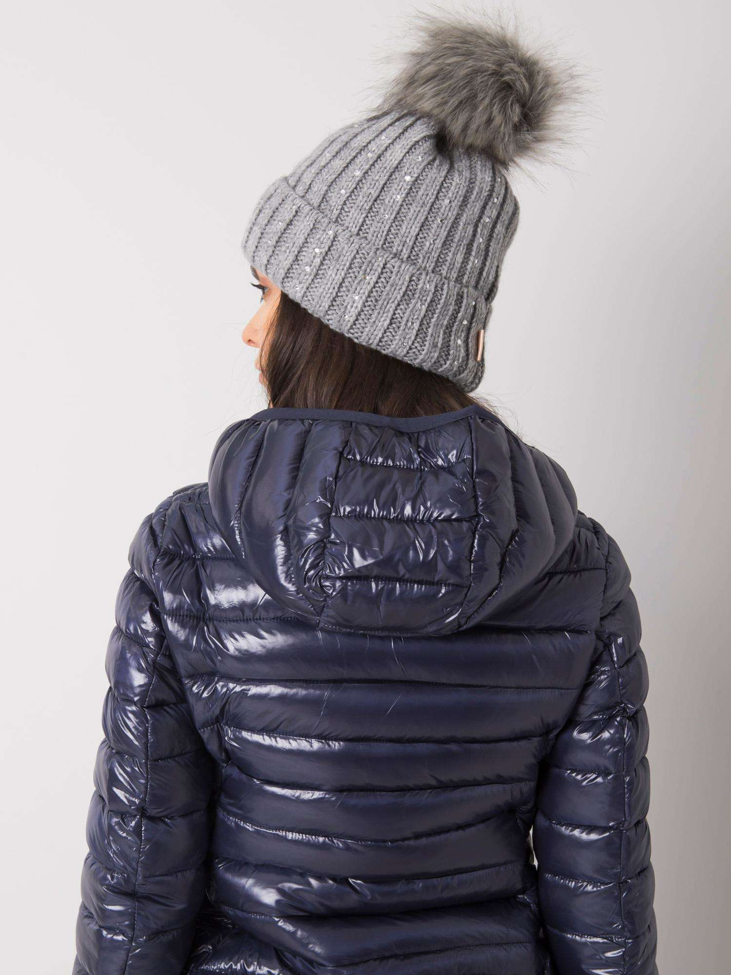 Graue Wintermütze mit Applikation.