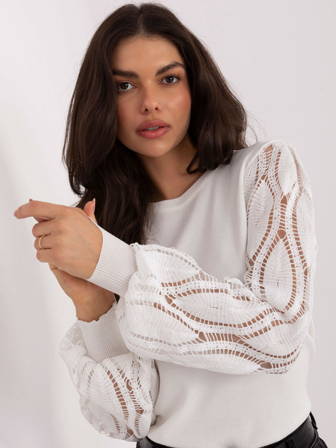 Ecru elegancki sweter z ażurowymi rękawami