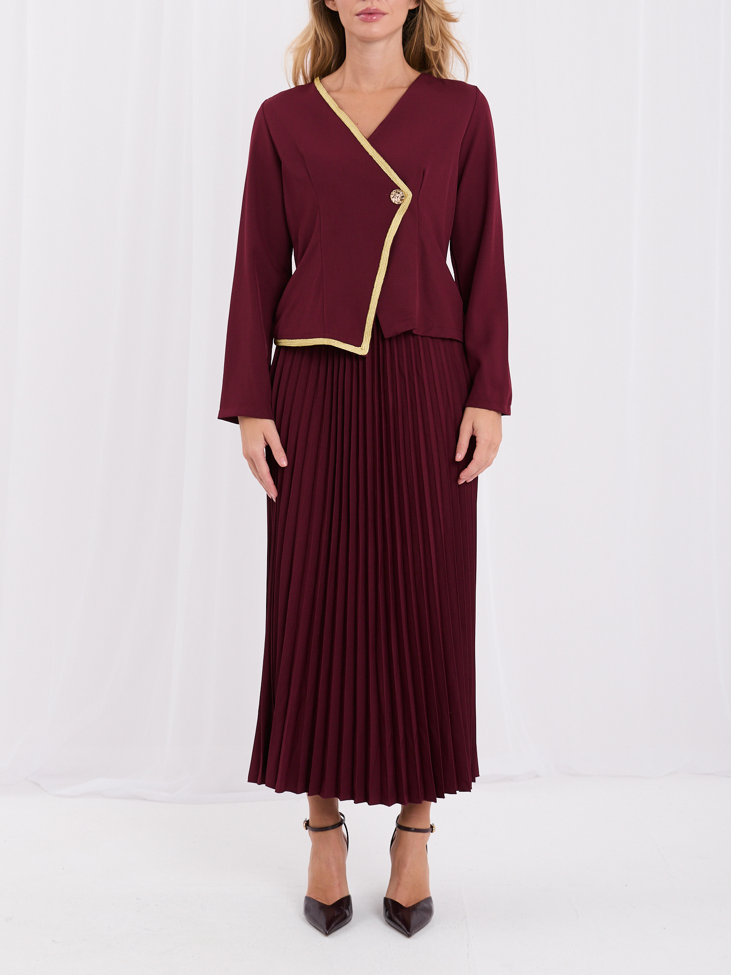 Bordeauxfarbendes plissiertes Kleid mit kontrastierendem Besatz.