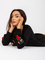 Hurtownia Czarna mini sukienka dresowa z haftem RUE PARIS 