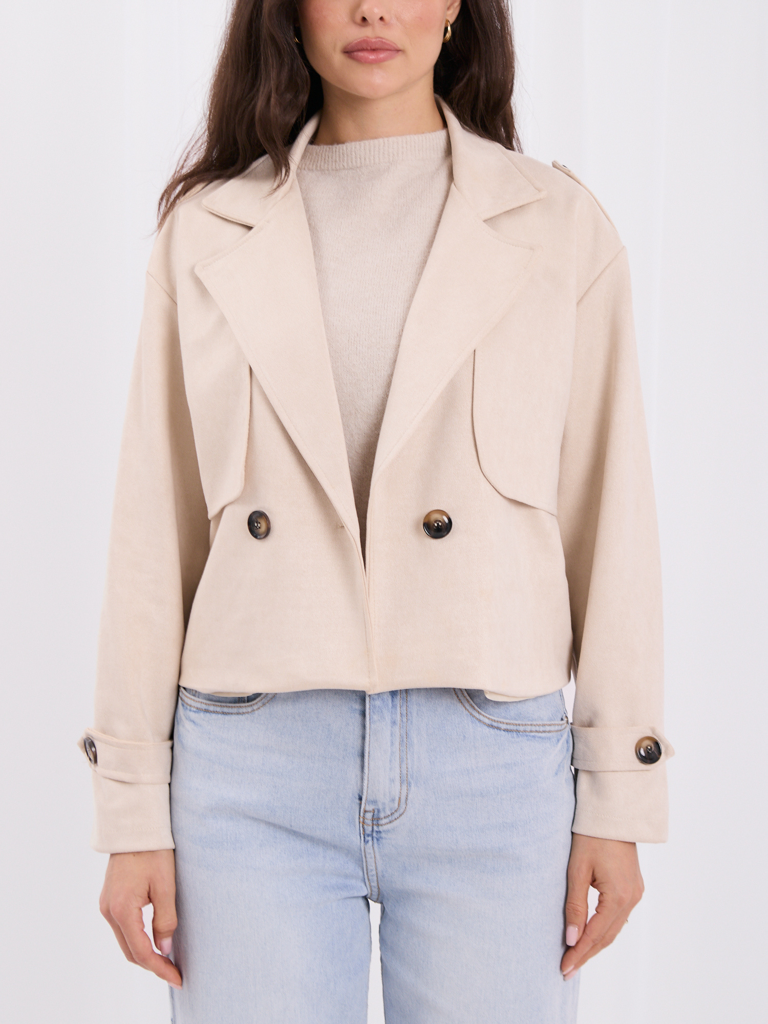 Světlobežová krátká bunda s efektem semiše.