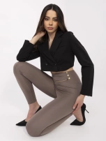 Kaffefarbene Damen-Leggings mit dekorativen Druckknöpfen.