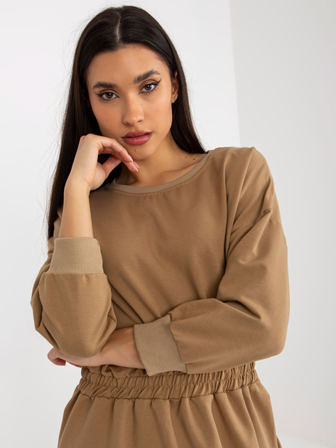 Camelowa mini sukienka dresowa z gumką w pasie